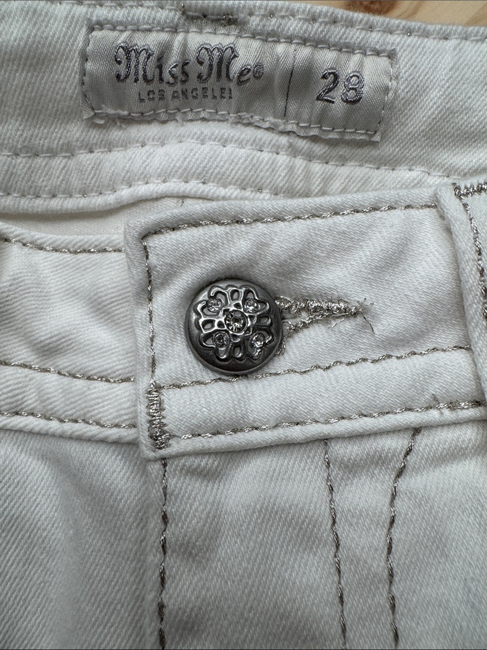 Miss Me Women's Mid-Rise Embellished White Wings Pocket Cuffed Shorts 28 - Picture 4 of 7